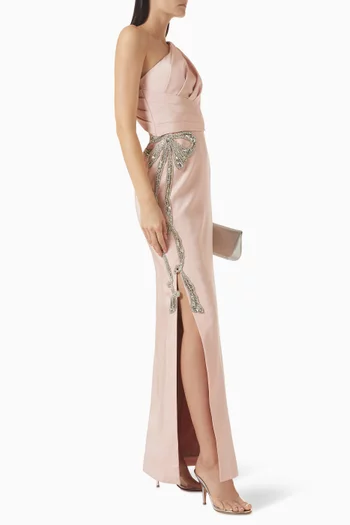 فستان سهرة بكتف مكشوف وتطريزات