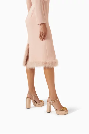 صندل بنعل سميك وشعار حرف V جلد نابا لامع