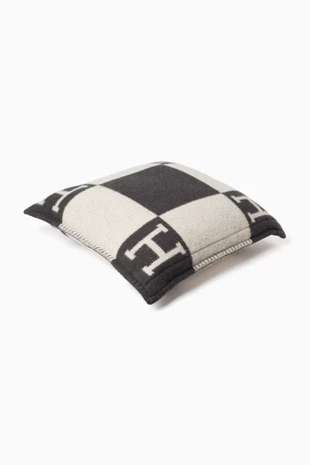 وسادة أفالون كلوب صغيرة مزينة بشعار H غير مستعملة