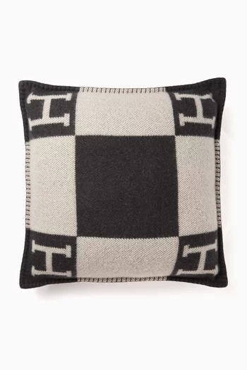 وسادة أفالون كلوب صغيرة مزينة بشعار H غير مستعملة