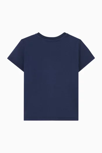 تي شيرت بفتحة رقبة مستديرة وشعار الماركة