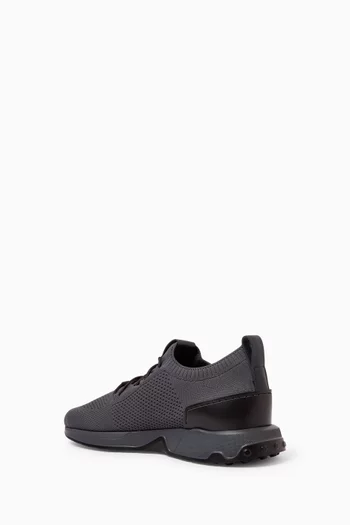 سنيكرز بتصميم جورب قماش معالج