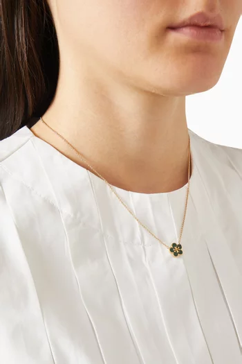 قلادة كيرا بدلاية بشكل زهرة البرسيم مطلية بالمينا