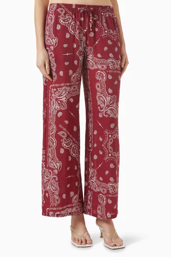 بنطال بقصة ساق واسعة ونقشة باندانا