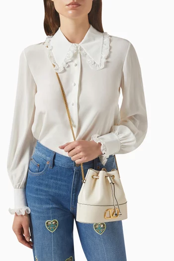 حقيبة باكيت ميني بشعار حرف V جلد نابا