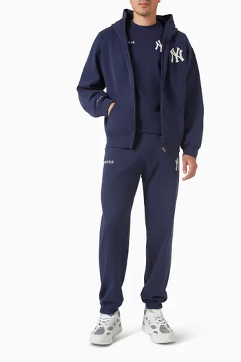 كنزة بغطاء رأس وسحّاب وشعار يانكيز الكلاسيكي بخط سيريف