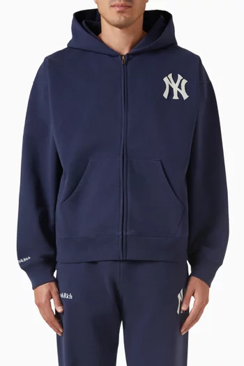 كنزة بغطاء رأس وسحّاب وشعار يانكيز الكلاسيكي بخط سيريف