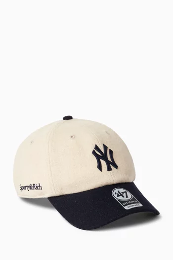 كاب بيسبول بشعار يانكيز بخط سيريف صوف