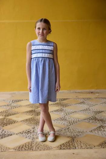 فستان ميل بشرائط بخطوط متعرجة