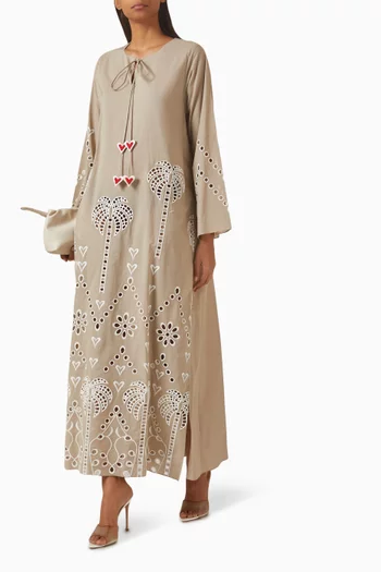 قفطان نعومي مزين بتطريزات حرير خام