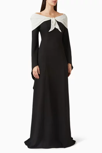 فستان بأكتاف مكشوفة وعقدة