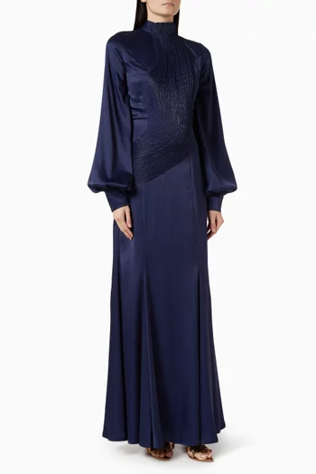 فستان طويل بطيات