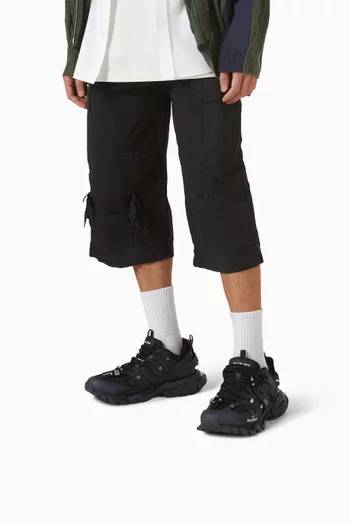 سنيكرز تراك مزين بحلي معدنية