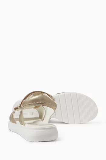 صندل بشريط فيلكرو وشعار الماركة