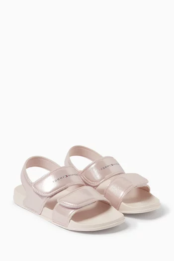 صندل بشريط فيلكرو وشعار الماركة