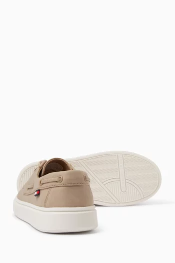 سنيكرز بأربطة وشعار الماركة