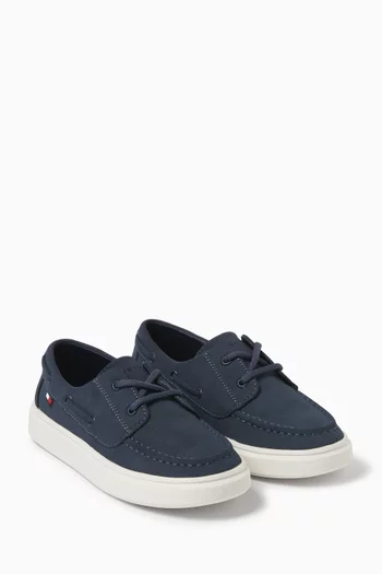 سنيكرز بأربطة وشعار الماركة