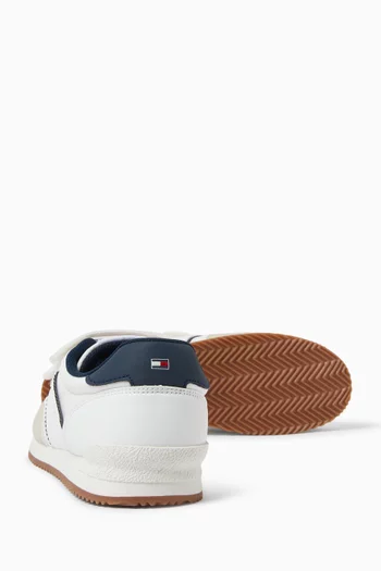 سنيكرز بشريط فيلكرو بشعار الماركة