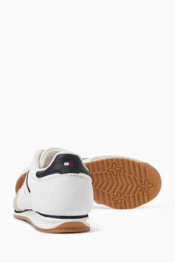 سنيكرز بأربطة وشعار الماركة