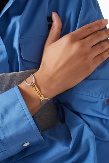 سوار بتصميم حبل مزين بشعار الماركة معدن