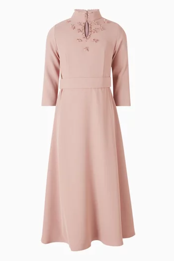 فستان بقصة واسعة وياقة مطرزة