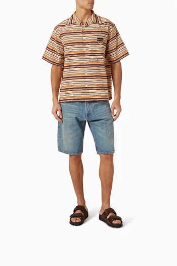 حذاء مفتوح بسيور مزين شعار الماركة شمواه