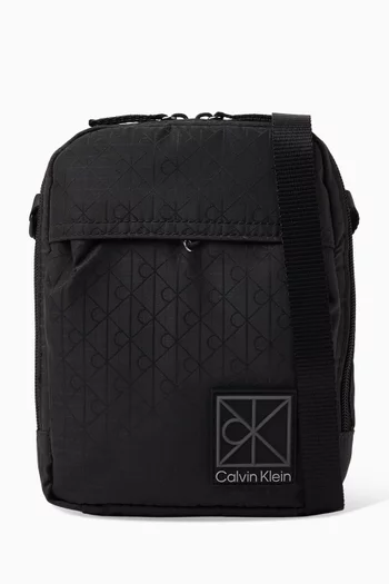 حقيبة كروس ريبورتر بتصميم عملي وحلية شعار الماركة قنب مغلف