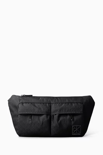 حقيبة خصر بتصميم عملي وحزام وحلية شعار الماركة