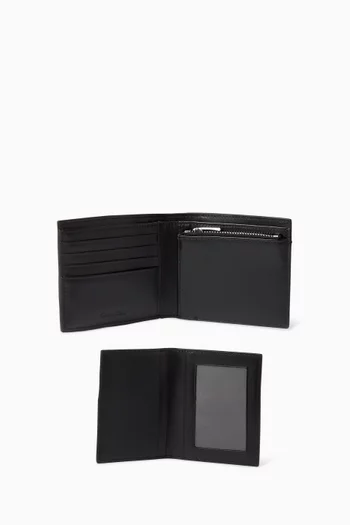 محفظة ثنائية الطيّ بشعار الماركة بملمس بارز جلد