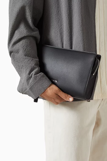 حقيبة صغيرة بشعار الماركة البارز جلد صناعي