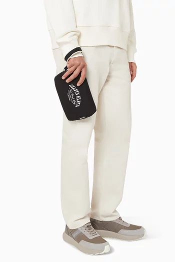 حقيبة صغيرة بطبعة شعار الماركة