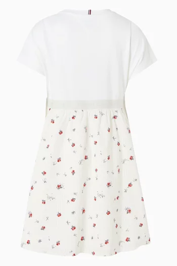 فستان  بقصة ضيقة من أعلى وواسعة من أسفل سيرساكر