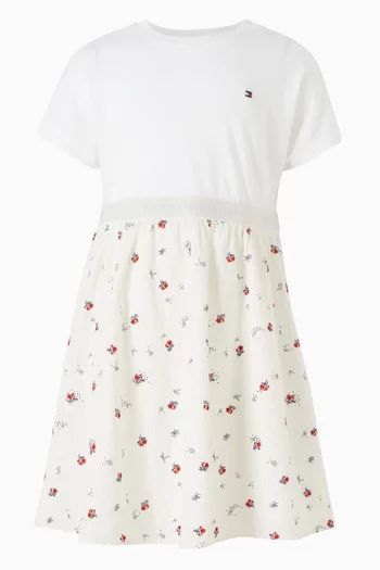 فستان  بقصة ضيقة من أعلى وواسعة من أسفل سيرساكر