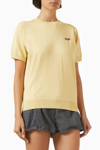 سترة بفتحة رقبة مستديرة ومنسوجة من حرير معاد تدويره