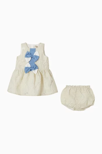 فستان قصير مزين بعقد بتصميم مروحة