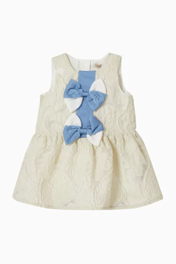 فستان قصير مزين بعقد بتصميم مروحة