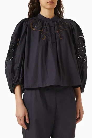 بلوزة فيسما مزينة بتطريزات