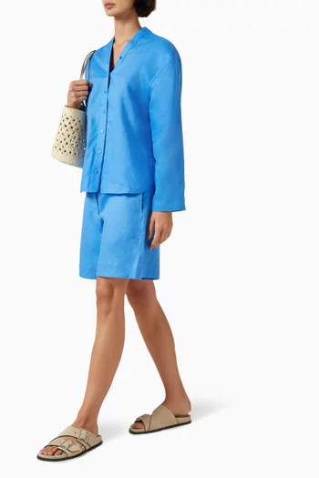 قميص بفتحة رقبة على شكل حرف V‏ وأزرار