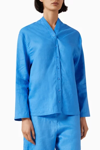 قميص بفتحة رقبة على شكل حرف V‏ وأزرار