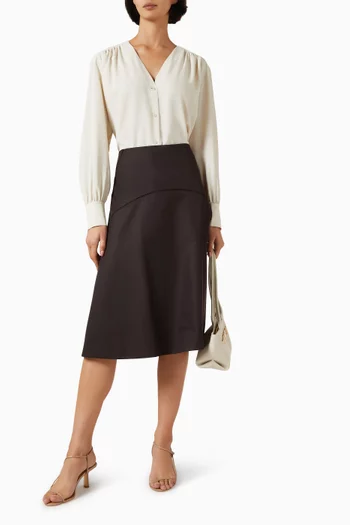 قميص بفتحة رقبة على شكل حرف V‏ وأزرار