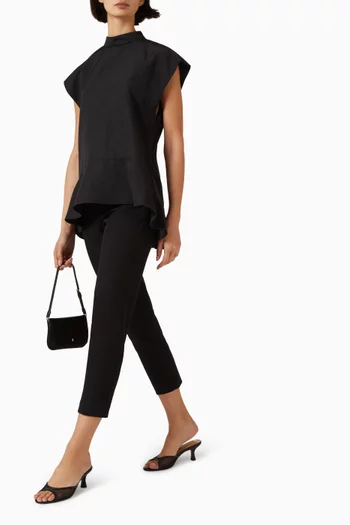 بلوزة بياقة عالية