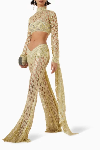 بلوزة قصيرة بأكمام كيمونو وتطريزات دانتيل