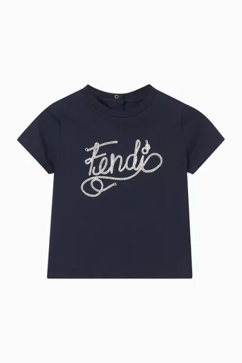 تي شيرت بطبعة شعار الماركة بخط مائل قطن