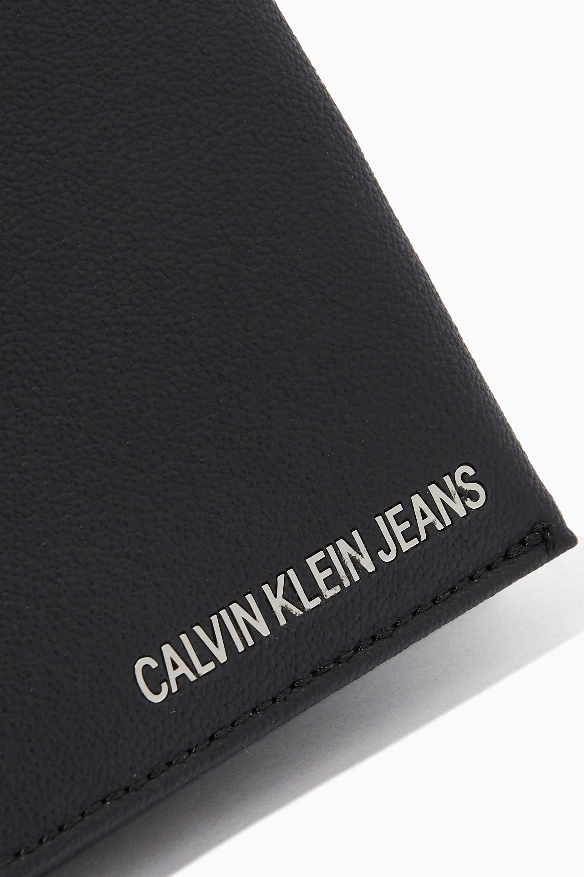 Buy Calvin Klein Jeans Black Billfold Wallet in Leather for Men in UAE Ounass