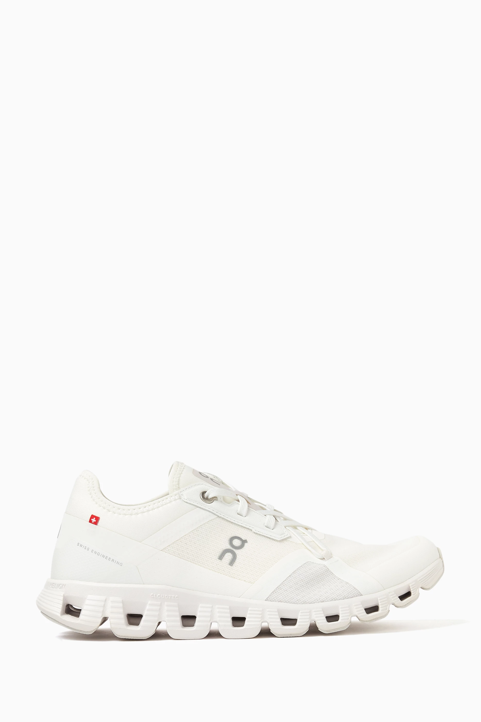 On cloud hot sale white sneakers
