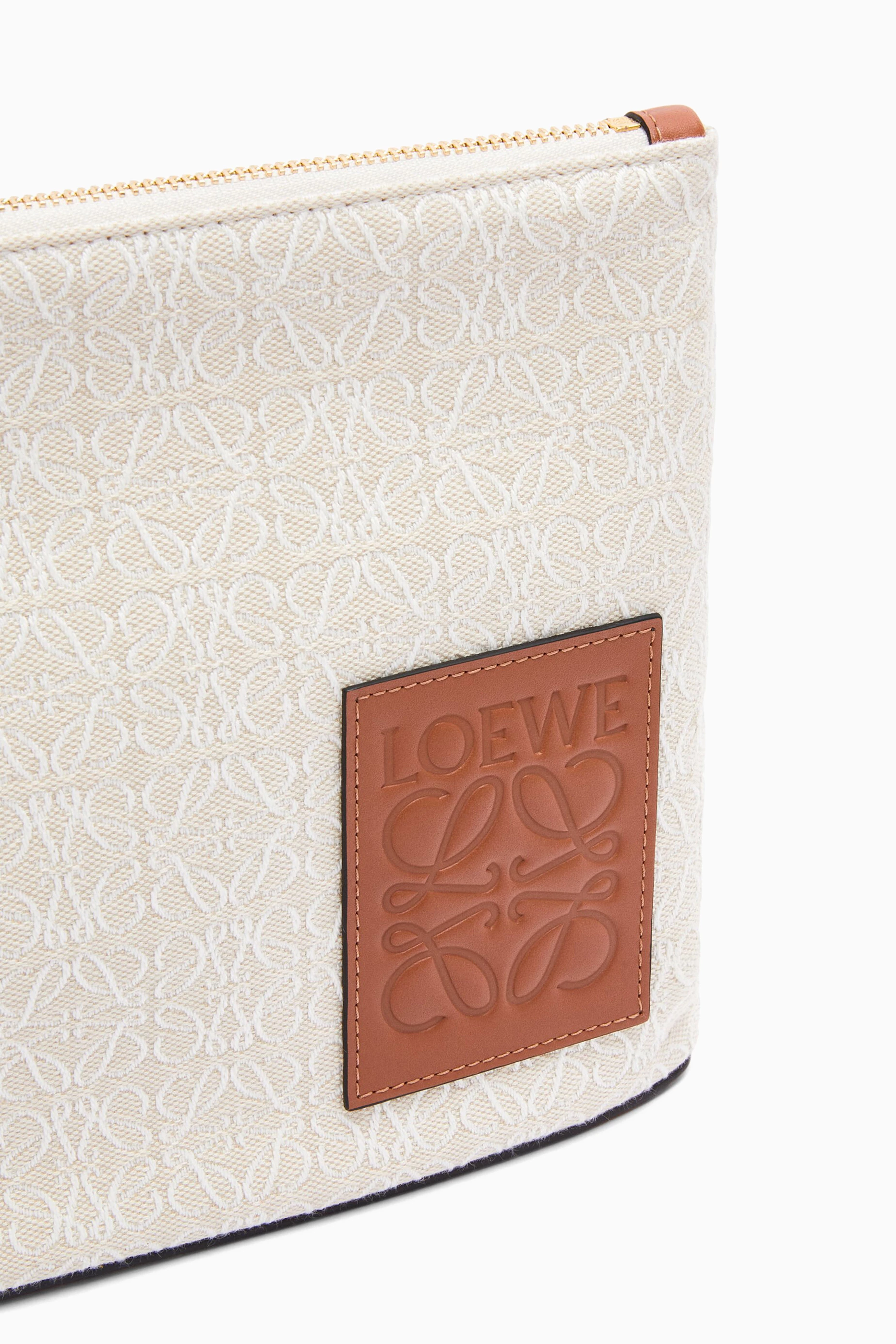 Outlet直営店買付☆☆【LOEWE】OBLONG POUCH ANAGRAM C821C63X05 Buy LOEWE White Oblong Pouch in Anagram Jacquard & Calfskin