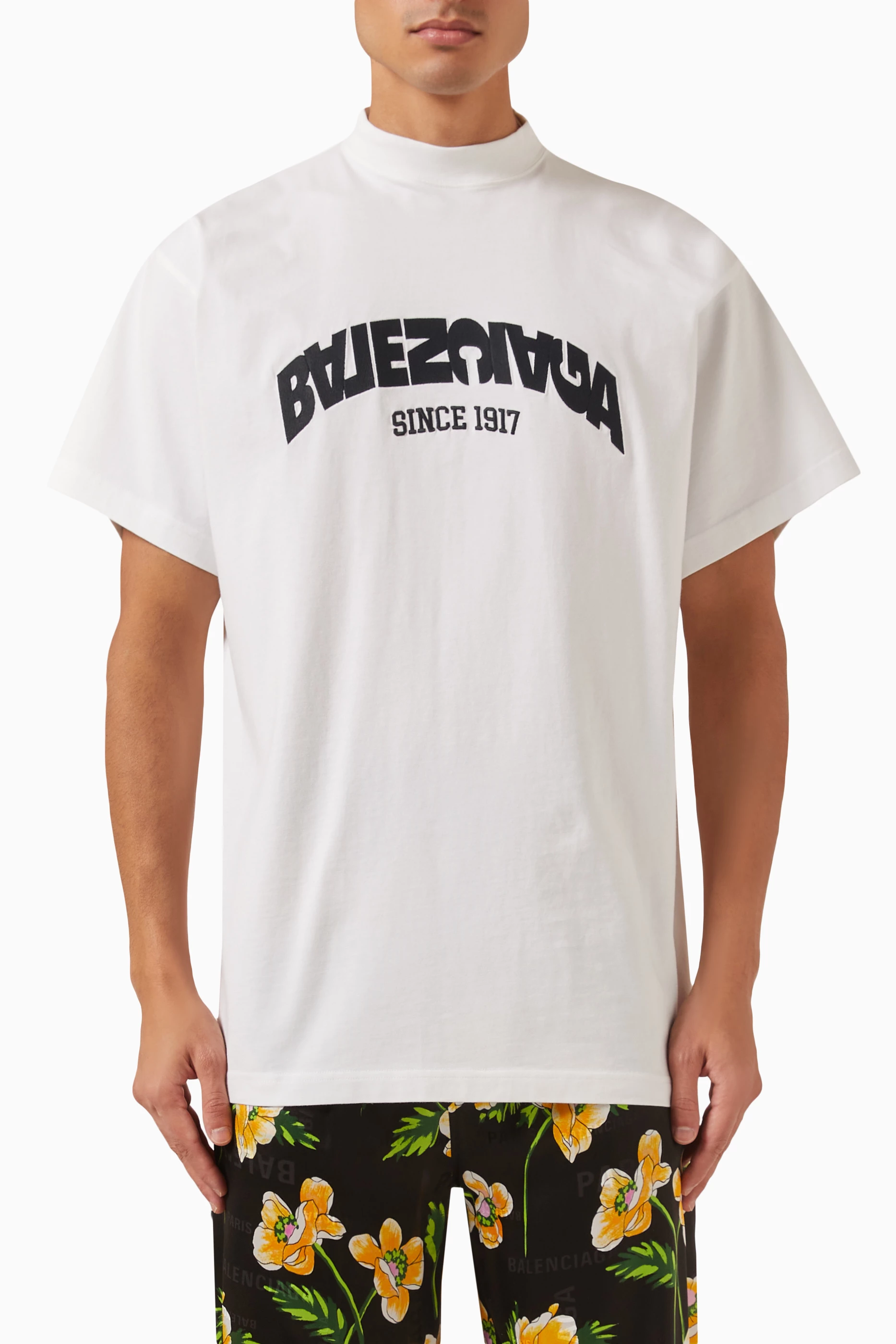 【バレンシアガ】セール！BACK FLIP LOGO ヴィンテージ Tシャツ Balenciaga Back Flip T-Shirt Oversized | Saks Fifth Avenue