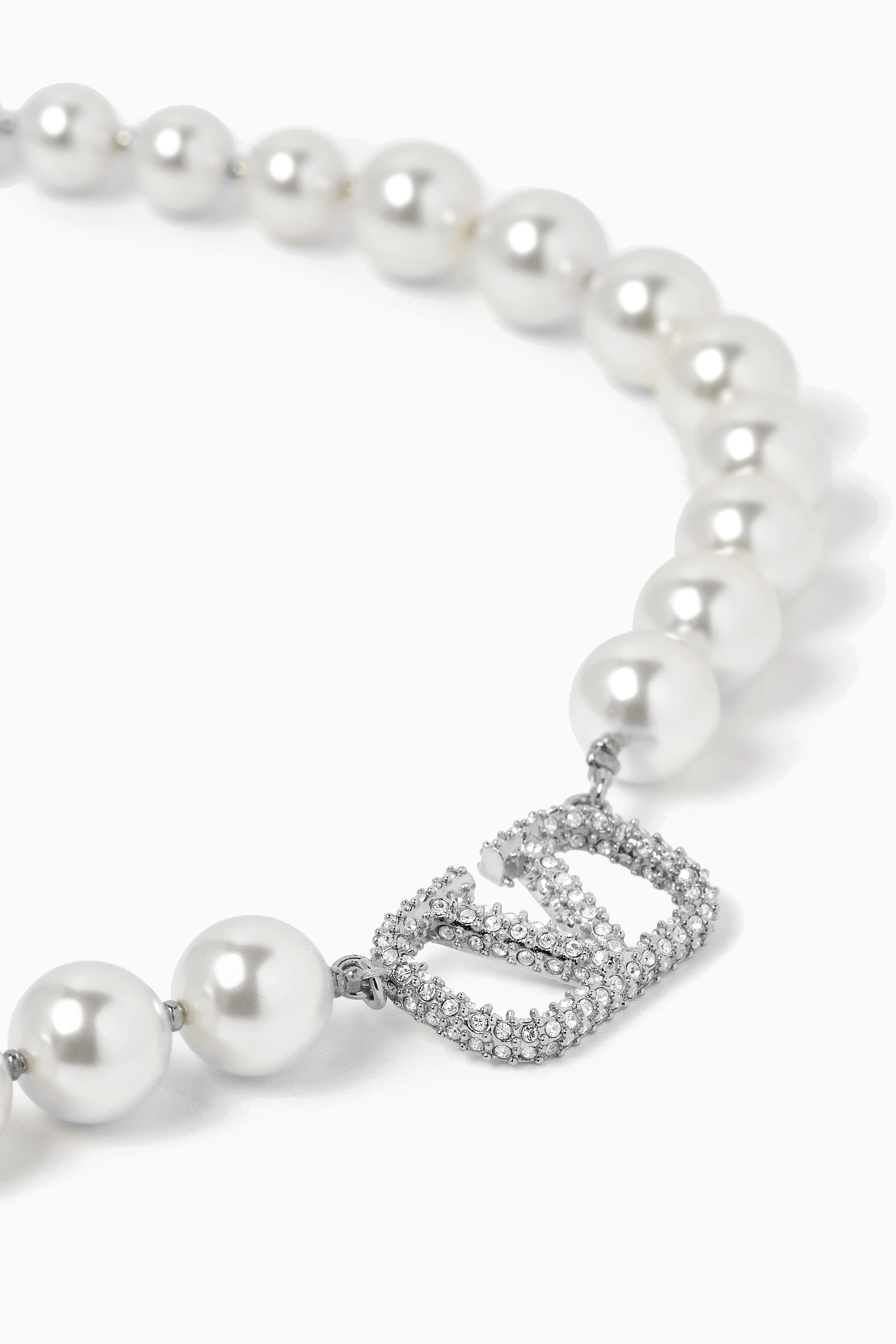 【関税&送料込】Valentino Garavani Ivory Pearls Necklace Valentino Garavani VLogo Signature Pearl Necklace | White