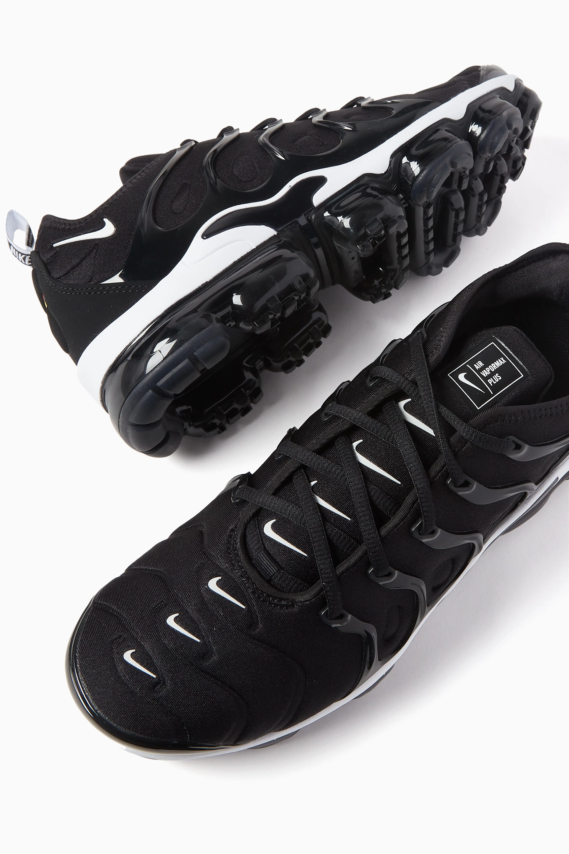 Vapormax plus black and white on sale