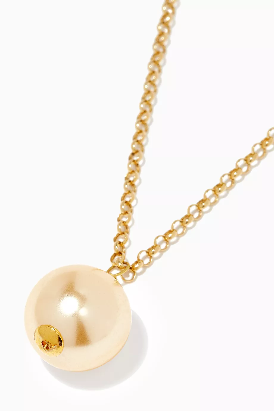 Gold necklace shop with pearl pendant